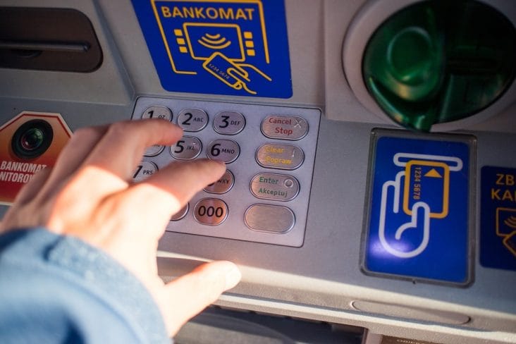 Știri de azi | Românii pot retrage mai puțini bani de la ATM în 2025: Noile limite impuse de băncile din România - Știri de azi | 