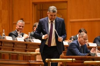 media-173496701325771400.jpg - Știri de azi Știri de azi | VIDEO Ciolacu, către parlamentari: ‘Pregătim o reglementare unitară pentru a stopa situațiile aberante cu prime, bonusuri și pensii încasate absurd’ - Știri de azi |