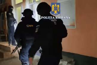 Știri de azi | VIDEO Percheziții în mai multe județe – Sunt căutați membrii clanurilor care au ucis două persoane în plină stradă - Știri de azi | 
