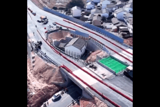 media-173856142386501700.png - Știri de azi Știri de azi | A crezut că poate sfida guvernul, dar s-a trezit îngropat, la propriu, în asfaltul unei autostrăzi – VIDEO - Știri de azi |