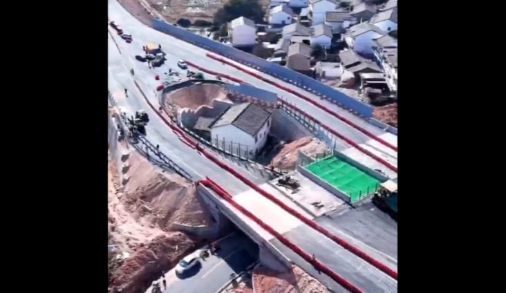 Știri de azi | A crezut că poate sfida guvernul, dar s-a trezit îngropat, la propriu, în asfaltul unei autostrăzi – VIDEO - Știri de azi | 