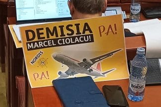 Știri de azi | Protest AUR la Parlament: Marcel Ciolacu a fost încercuit cu pancarte și i se cere demisia - Știri de azi | 
