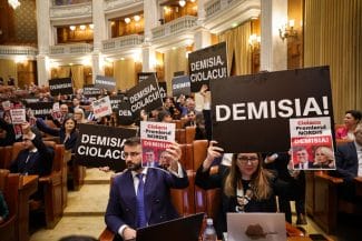 media-173876986509700800.jpeg - Știri de azi Știri de azi | FOTO USR cere demisia premierului Ciolacu: ‘Ai zburat cu Nordis. Zboară din funcție!’ - Știri de azi |