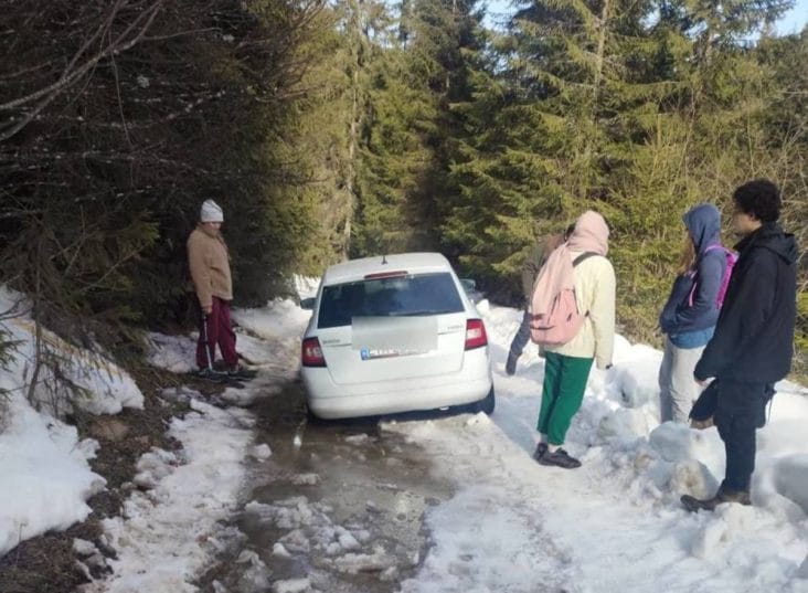 media-173894234837803800.jpg - Știri de azi Știri de azi | Patru turiști străini au rămas blocați cu mașina în zăpadă în Apuseni, după s-au rătăcit cu GPS-ul - Știri de azi |