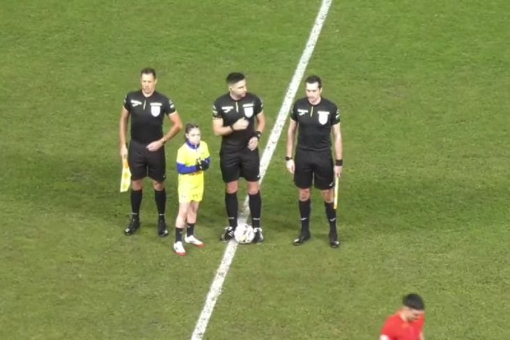 media-173896139036219700.jpg - Știri de azi Știri de azi | VIDEO Cine este fetița care a dat lovitura de start în meciul Petrolul – FCSB - Știri de azi |