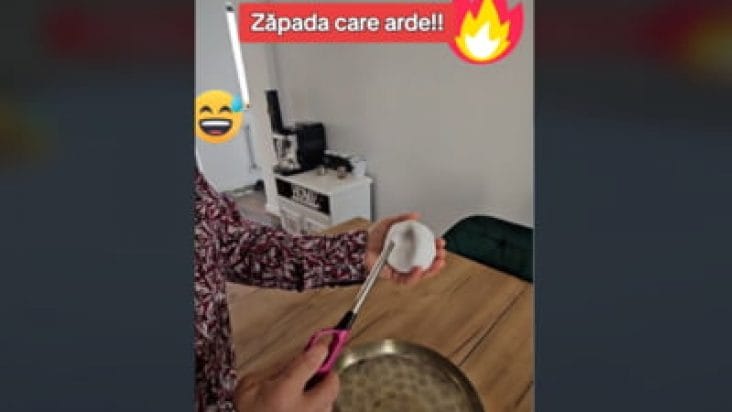 Știri de azi | VIDEO Conspiraționiștii lansează o nouă teorie pe TikTok: zăpada falsă care arde, conține plasic și dăunează oamenilor - Știri de azi | 