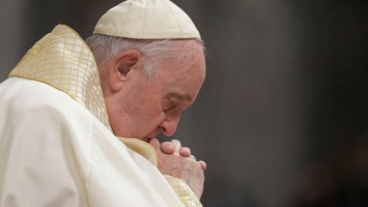 papa-francisc-se-roaga-vaticannews-va.jpg - Știri de azi Știri de azi | Papa Francisc are bronşită, dar îşi va respecta programul, anunţă Vaticanul - Știri de azi |