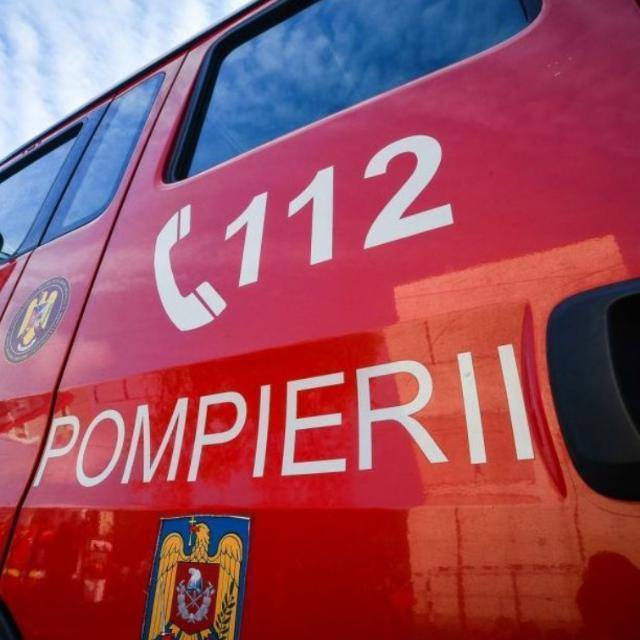 pompierii.jpg - Știri de azi Știri de azi | Neamţ – Incendiu produs la o autospecială a Serviciului Judeţean de Ambulanţă, aflat într-un garaj al instituţiei - Știri de azi |