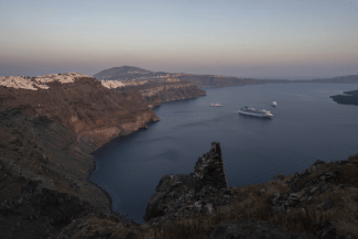 Știri de azi | Noi seisme pe insula turistică greacă Santorini, unde locuitorii dorm afară de frică. Cutremur de 4,2 grade pe scara Richter. Autorităţile nu exclud un cutremur de peste 5 grade pe scara Richter. Mulţi locuitori au părăsit insula de frica unui tsunami - Știri de azi | 