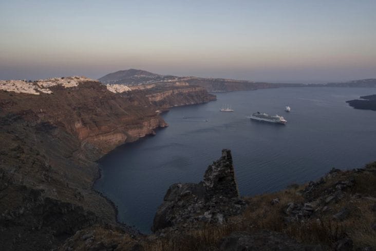 Știri de azi | Noi seisme pe insula turistică greacă Santorini, unde locuitorii dorm afară de frică. Cutremur de 4,2 grade pe scara Richter. Autorităţile nu exclud un cutremur de peste 5 grade pe scara Richter. Mulţi locuitori au părăsit insula de frica unui tsunami - Știri de azi | 