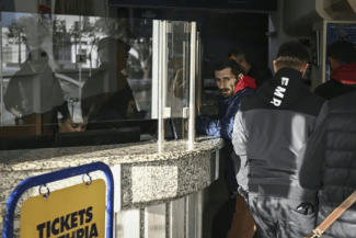 Știri de azi | Aproximativ 6.000 de persoane părăsesc Santorini. Noi cutremure, cele mai puternice de magnitudinea 4,9 şi 4,7. Activitatea seismică ar putea dura câteva săptămâni - Știri de azi | 