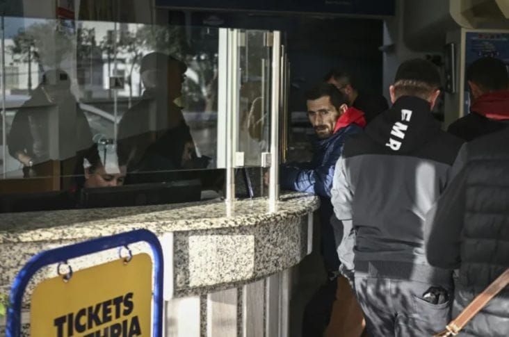 santorini-feribot-afp.png - Știri de azi Știri de azi | Aproximativ 6.000 de persoane părăsesc Santorini. Noi cutremure, cele mai puternice de magnitudinea 4,9 şi 4,7. Activitatea seismică ar putea dura câteva săptămâni - Știri de azi |