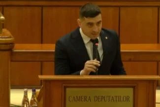 simjon-motiune_d978496d6e - Știri de azi Știri de azi | George Simion, liderul suveraniștilor români, discurs magistral în Parlament, la moțiunea împotriva Guvernului Ciolacu - Știri de azi | George Simion adresându-se Parlamentului din România, exprimându-și nemulțumirea față de conducerea guvernamentală, în timp ce stă la pupitrul Camerei Deputaților.