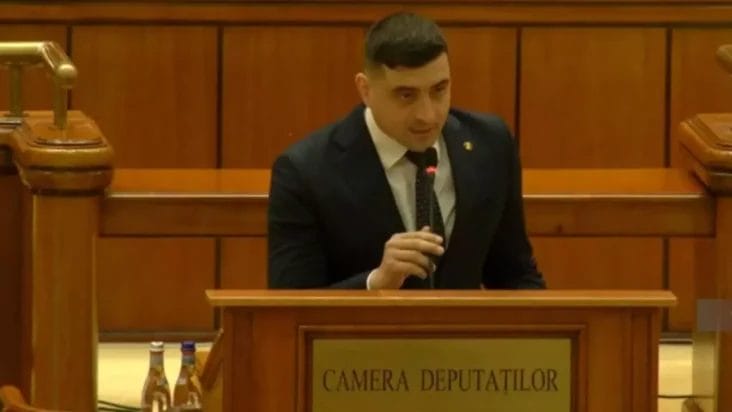 Știri de azi | George Simion, liderul suveraniștilor români, discurs magistral în Parlament, la moțiunea împotriva Guvernului Ciolacu - Știri de azi | George Simion adresându-se Parlamentului din România, exprimându-și nemulțumirea față de conducerea guvernamentală, în timp ce stă la pupitrul Camerei Deputaților.