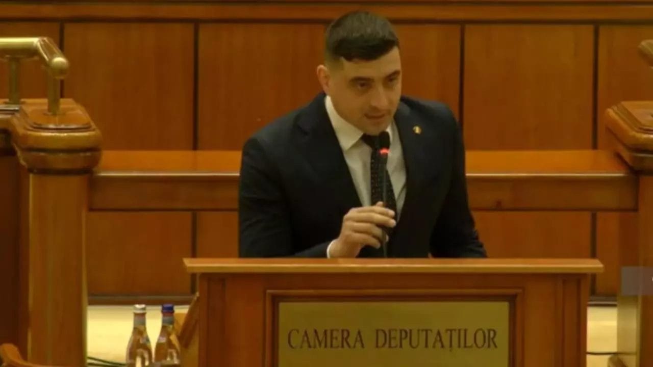 George Simion adresându-se Parlamentului din România, exprimându-și nemulțumirea față de conducerea guvernamentală, în timp ce stă la pupitrul Camerei Deputaților.