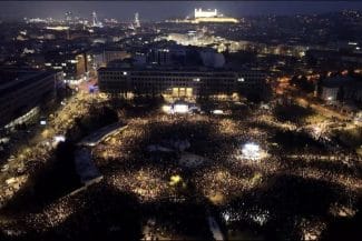 Știri de azi | Zeci de mii de persoane au demonstrat în Slovacia împotriva premierului Robert Fico - Știri de azi | 