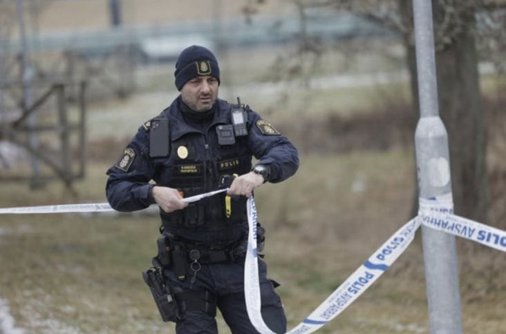 suedia-atac-armat-scoala-tw2.png - Știri de azi Știri de azi | Poliţia suedeză investighează un posibil motiv rasist pentru atacul de la şcoală, cel mai grav din istoria ţării. Printre victime sunt mai mulţi sirieni - Știri de azi |