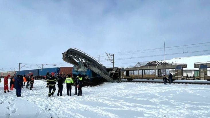 tren1.jpg - Știri de azi Știri de azi | UPDATE – Accident feroviar între Mihăileşti şi Radomireşti, judeţul Olt – Două trenuri private de marfă sunt implicate. Şeful unuia dintre trenuri a decedat. Traficul feroviar este oprit / Trei trenuri de călători sunt oprite în staţii – FOTO - Știri de azi |