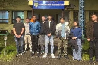 Știri de azi | Poliţia de Frontieră: 22 de străini fără drept de a călători în spaţiul Schengen, depistaţi de poliţişti în urma unor controale aleatorii la Nădlac şi Vărşand. Migranţii sunt din Iran, Bangladesh, Siria şi Irak VIDEO - Știri de azi | 