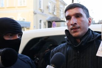 2025-03-20-8359.jpg - Știri de azi Știri de azi | Omul de afaceri Bogdan Peşchir, adus de la Braşov la audieri în Capitală, în dosarul privind coruperea alegătorilor/ El a fost obligat de poliţist să-şi scoată masca, şapca şi ochelarii de soare pentru a putea fi identificat / El a fost reţinut – FOTO - Știri de azi |