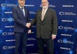 Dr. Ing. Adrian-Victor Vevera, director general ICI București, și Conf. Univ. Dr. Cătălin Andruș, director CNAI, semnează un parteneriat pentru securitate cibernetică și digitalizare.