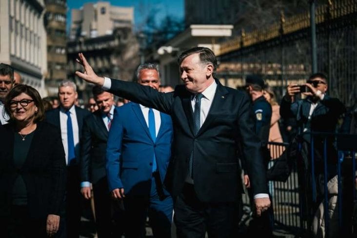 482325364-122113552700769001-3313215883919929788-n.jpg - Știri de azi Știri de azi | Crin Antonescu: Suntem la un moment de răscruce. Dar vom reuşi să trecem şi peste asta / Este imposibil ca o ţară să prospere fără stabilitate. Eu am în spate o coaliţie majoritară, pe care mă pot baza. Nu basme, nu promisiuni deşarte - Știri de azi |