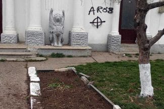 Știri de azi | Tânărul de 18 ani care a vandalizat morminte şi monumente din Cimitirul Evreiesc din Bacău, plasat sub control judiciar / Care sunt acuzaţiile care i se aduc - Știri de azi | 