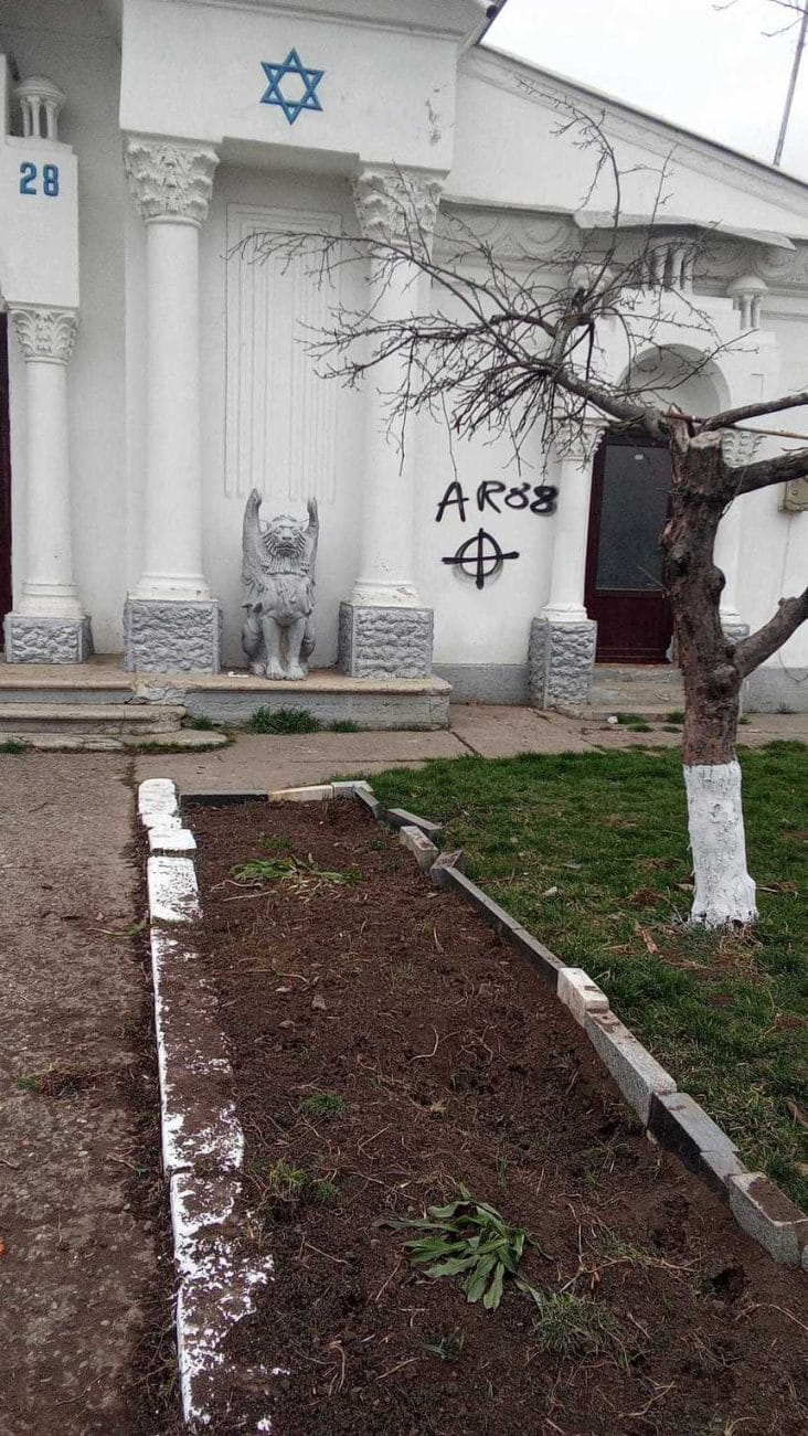 486726156-1304563697897577-4690840404197698605-n.jpg - Știri de azi Știri de azi | Tânărul de 18 ani care a vandalizat morminte şi monumente din Cimitirul Evreiesc din Bacău, plasat sub control judiciar / Care sunt acuzaţiile care i se aduc - Știri de azi |