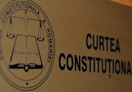 Sigla Curții Constituționale a României pe un fond de placă metalică, simbolizând gravitatea și importanța deciziilor instanței supreme în contextul electoral