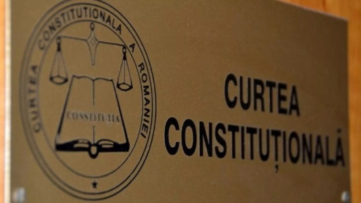 Știri de azi | Ședință crucială a CCR, de la ora 13.00: se decide soarta alegerilor - Știri de azi | Sigla Curții Constituționale a României pe un fond de placă metalică, simbolizând gravitatea și importanța deciziilor instanței supreme în contextul electoral