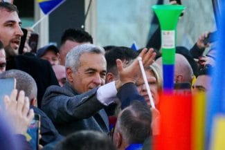Călin Georgescu înconjurat de susținători în timpul unei manifestații pentru democrație, reflectând spiritul unității și dorința de schimbare în România.