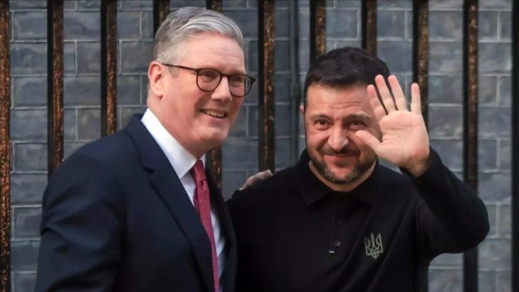 Știri de azi | Zi de foc pentru viitorul Europei. Summit la Londra, pe tema apărării. Ilie Bolojan, la masă cu mai marii bătrânului continent - Știri de azi | Premierul britanic Keir Starmer alături de președintele ucrainean Volodimir Zelenski, zâmbind și salutând, în timpul unei întâlniri la Londra