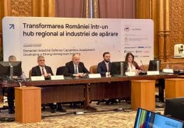 Mircea Geoană vorbește la conferința "Transformarea României într-un hub regional al industriei de apărare" organizată la Parlamentul României, evidențiind importanța inovației și parteneriatelor internaționale pentru consolidarea sectorului de apărare românesc.