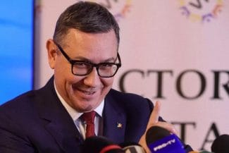 Victor-Ponta - Știri de azi Știri de azi | Victor Ponta și-a anunțat oficial candidatura la președinția României - Știri de azi | Victor Ponta vorbind la un microfon în timp ce anunță candidatura independentă pentru președinția României, înconjurat de mass-media."