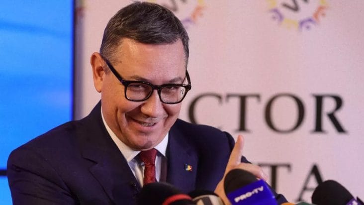 Știri de azi | Victor Ponta și-a anunțat oficial candidatura la președinția României - Știri de azi | Victor Ponta vorbind la un microfon în timp ce anunță candidatura independentă pentru președinția României, înconjurat de mass-media."