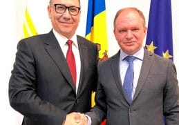 Victor Ponta și Ion Ceban dându-și mâna la Chișinău în fața unei statui dedicate Reginei Maria, subliniind colaborarea româno-moldovenească.