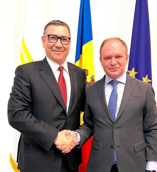 Victor_Ponta_Moldova - Știri de azi Știri de azi | Victor Ponta, la Chișinău: Voi fi Președintele tuturor Românilor, indiferent unde se află pe acest Pământ! - Știri de azi | Victor Ponta și Ion Ceban dându-și mâna la Chișinău în fața unei statui dedicate Reginei Maria, subliniind colaborarea româno-moldovenească.