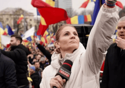 Anca Alexandrescu raportează la Realitatea Plus în timpul unei manifestații, evidențiind preocupările legate de tacticile de intimidare ale sistemului împotriva suveraniștilor