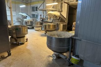 anpc-fabrica-paine-ilfov.jpg - Știri de azi Știri de azi | Fabrica de panificaţie Koksal din Ilfov, închisă de comisarii ANPC pentru cel mult şase luni/ Unitatea nu avea autorizaţie de funcţionare şi au fost găsite mizerie, produse fără data limită de consum/ Fabrica a fost amendată cu 30.000 de lei - Știri de azi |