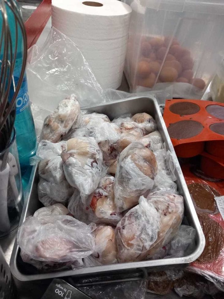 Știri de azi | Şapte unităţi din Centrul Comercial Agora – Piaţa Floreasca, închise temporar de ANPC/ Au fost găsite produse expirate sau ţinute la temperaturi nepotrivite, mizerie şi nu existau autorizaţii pentru spaţiile de depozitare - Știri de azi | 