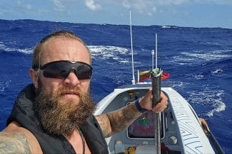 aurimas.jpg - Știri de azi Știri de azi | Un lituanian care vâslea singur în Oceanul Pacific pentru a atrage atenţia asupra războiului din Ucraina a fost salvat de marina australiană din mijlocul unui ciclon - Știri de azi |