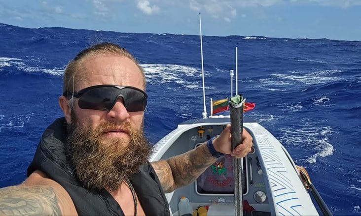 Știri de azi | Un lituanian care vâslea singur în Oceanul Pacific pentru a atrage atenţia asupra războiului din Ucraina a fost salvat de marina australiană din mijlocul unui ciclon - Știri de azi | 