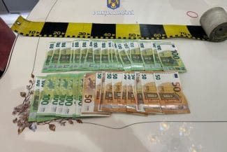 Știri de azi | Percheziţii în Ialomiţa la locuinţele a trei bărbaţi care ar fi furat de la o societate din Bulgaria telefoane mobile în valoare de peste 750.000 de lei/ Acţiunea are loc în baza unui ordin european de anchetă - Știri de azi | 