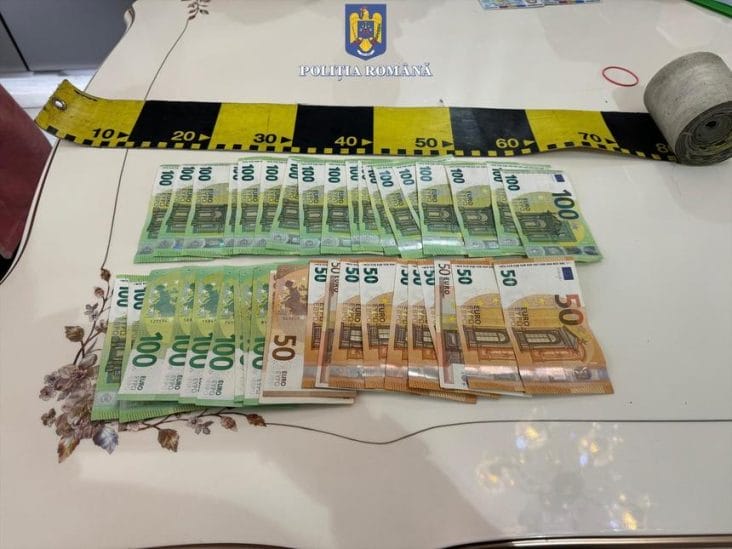 Știri de azi | Percheziţii în Ialomiţa la locuinţele a trei bărbaţi care ar fi furat de la o societate din Bulgaria telefoane mobile în valoare de peste 750.000 de lei/ Acţiunea are loc în baza unui ordin european de anchetă - Știri de azi | 