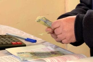 bani-incasati-la-magazinul-satesc.jpg - Știri de azi Știri de azi | Un român din doi nu resimte mândrie naţională în acest moment, iar nouă români din zece îi percep pe cei din jurul lor ca fiind iritaţi şi obosiţi – Studiu / Cum percep românii nivelul de trai - Știri de azi |