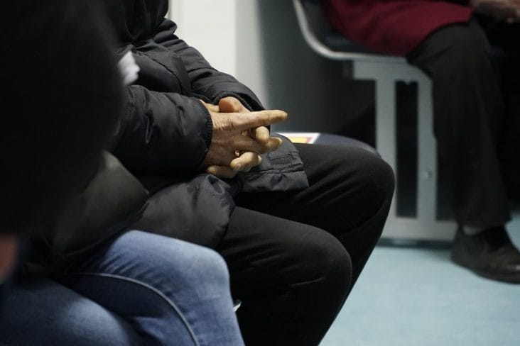 batrani-generic.jpg - Știri de azi Știri de azi | Noi detalii în cazul bătrânului de 93 de ani, înşelat cu sute de mii de euro de persoane care au profitat de vulnerabilităţile sale/ Arest la domiciliu pentru patru dintre presupuşii infractori, control judiciar pentru o femeie - Știri de azi |