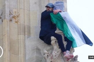 big-ben-protest.jpg - Știri de azi Știri de azi | Bărbatul care s-a urcat pe turnul Big Ben din Londra cu un steag palestinian a coborât după 16 ore şi a fost arestat - Știri de azi |