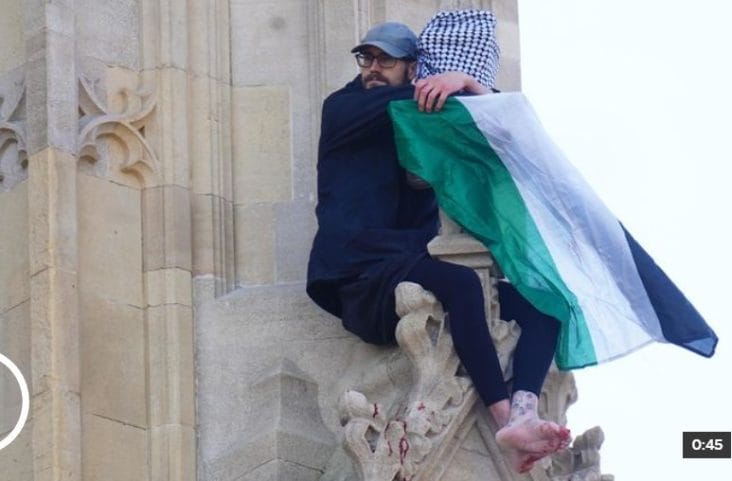 Știri de azi | Bărbatul care s-a urcat pe turnul Big Ben din Londra cu un steag palestinian a coborât după 16 ore şi a fost arestat - Știri de azi | 
