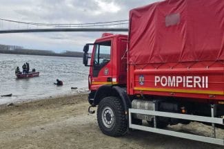 Știri de azi | O maşină parcată pe malul Dunării fără să fie asigurată s-a scufundat în apele fluviului/ Pompierii intervin pentru scoaterea ei din apă/ Nu sunt victime - Știri de azi | 