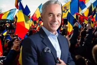 Știri de azi | Ziua marelui miting al demnității naționale. Călin Georgescu și George Simion vin în fața românilor, în centru Bucureștiului - Știri de azi | Călin Georgescu înconjurat de o mulțime de susținători agitând steaguri românești și europene, în timpul unui protest, zâmbind încrezător spre cameră.